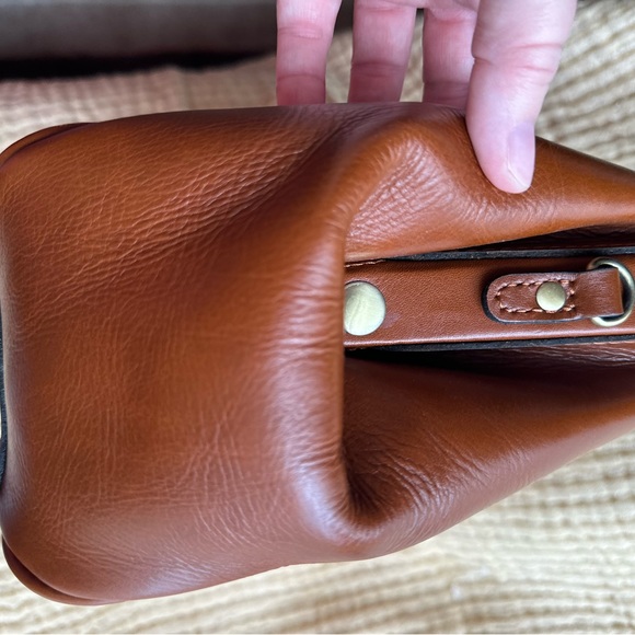 RARE Patricia Nash leather satchel w/exquisite wooden beadwork & unique latch. - Picture 5 of 9